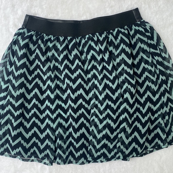 BCBGeneration chevron print mini skirt with leather detail in front - Picture 2 of 4
